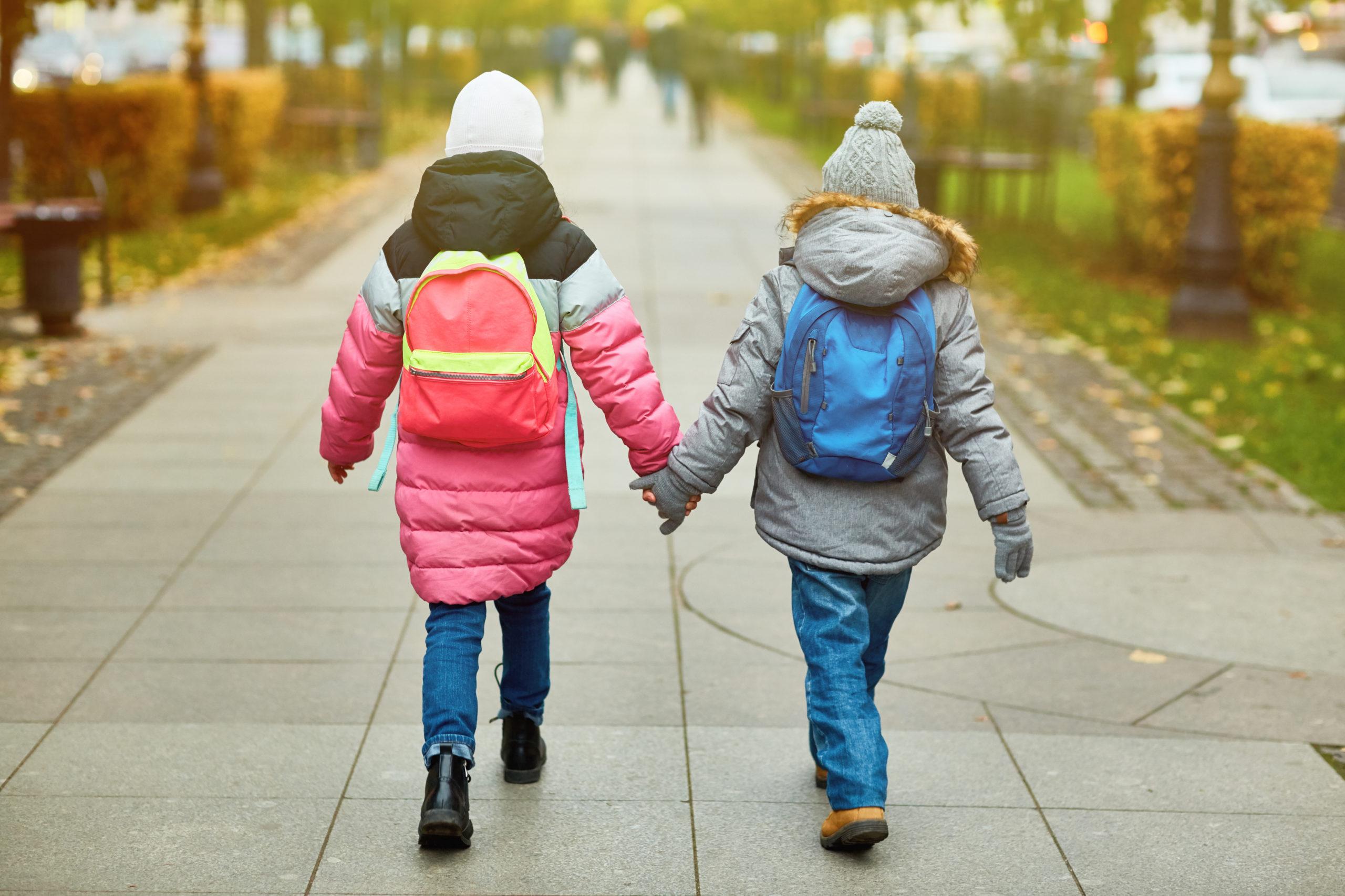 Enfants allant à l'école