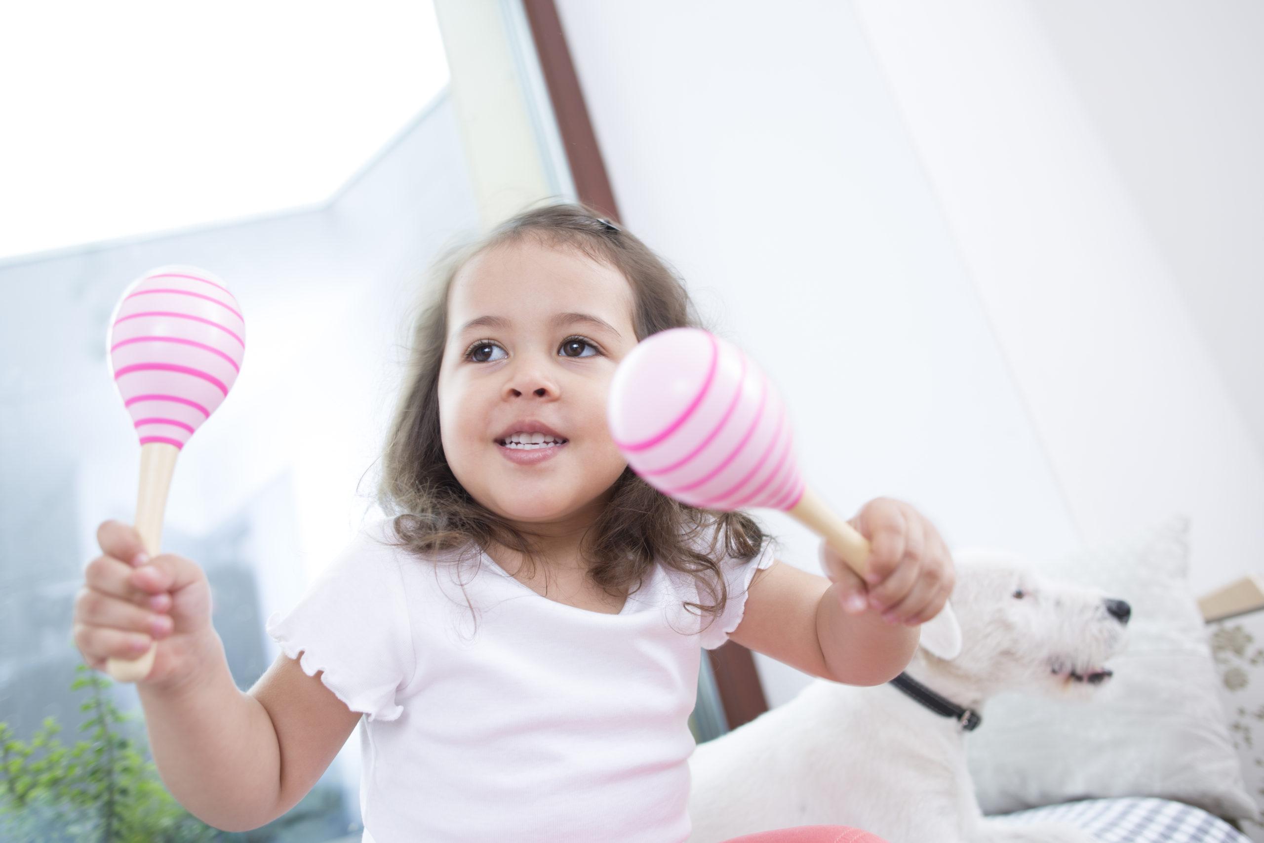 Comment éveiller bébé à la musique ? Chanson, livre sonore, éveil musical