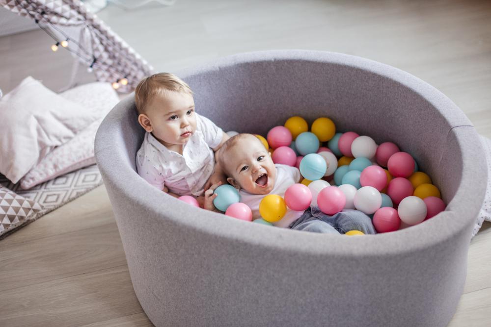 La piscine à balles est très utile pour la motricité de bébé.