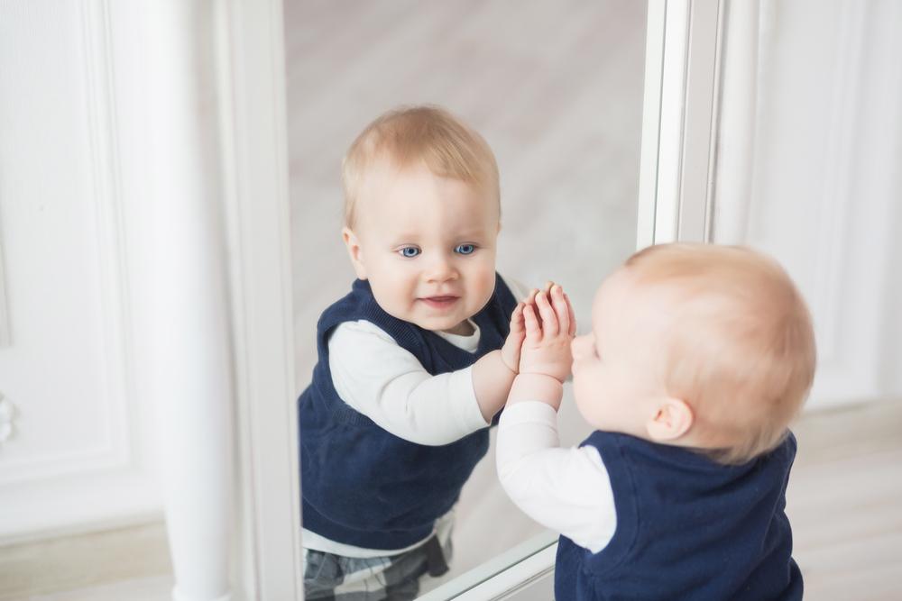 Le miroir : entre jeux et apprentissages pour bébé ! - Campus des