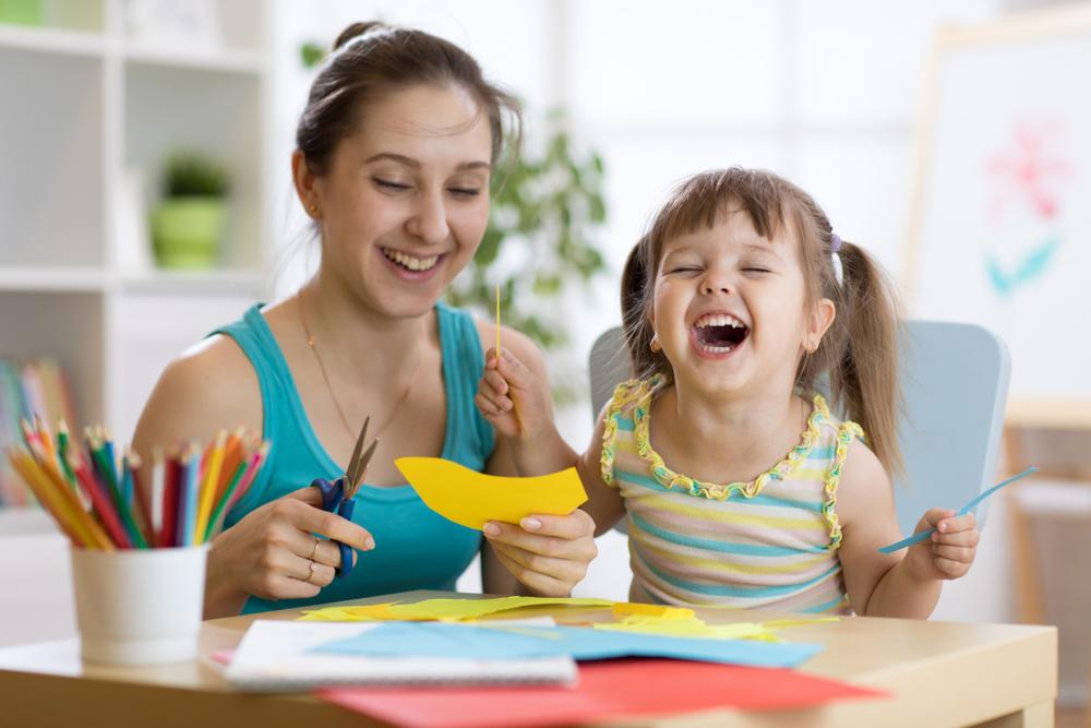 femme et petite fille activités