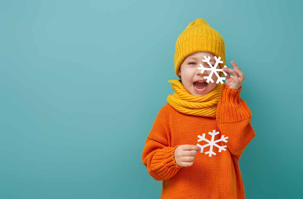 enfant avec flocon de neige en papier