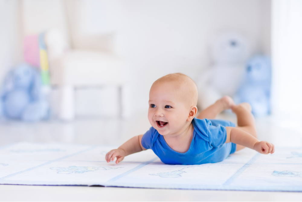 Le tummy time : une pratique plébiscitée pour la motricité de bébé