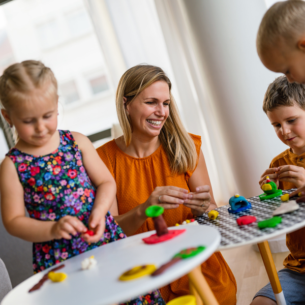 educateur jeunes enfants avec des enfants