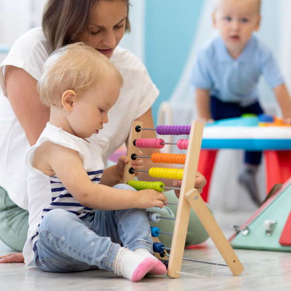 agent de crèche avec des enfants