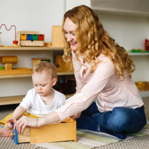 assistante maternelle avec un enfant