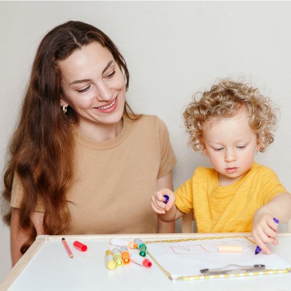 assistante maternelle avec un enfant