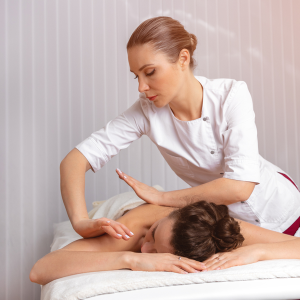 masseuse effectuant un protocole de massage