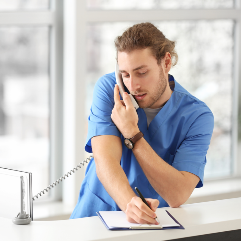 secretaire medicale répondant à un appel téléphonique et prenant des notes