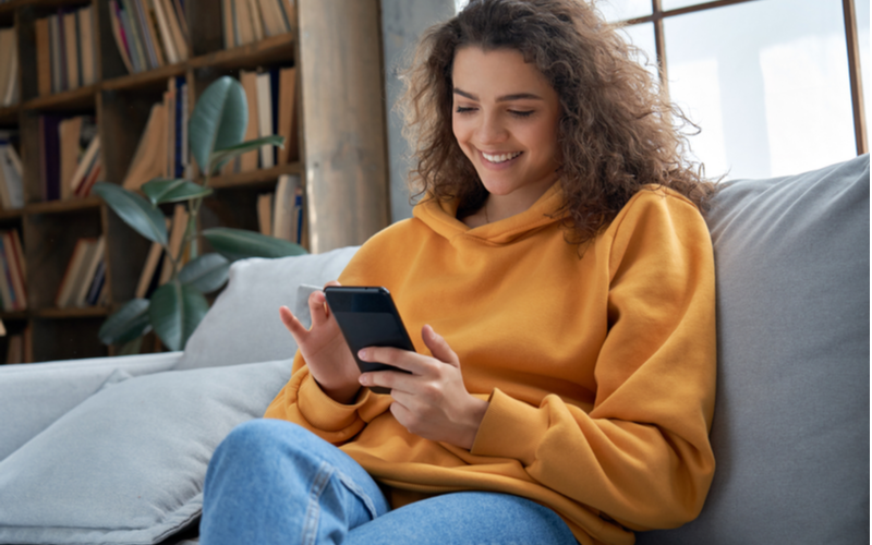 jeune fille sur son téléphone portable