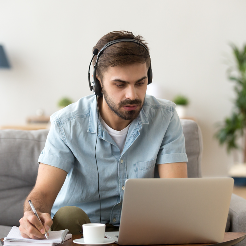 étudiant devant ordinateur